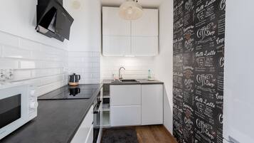 Køleskab, mikrobølgeovn, ovn, kogeplade