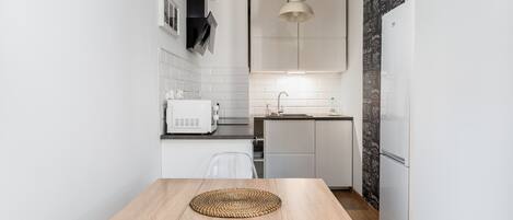 Fridge, microwave, oven, stovetop