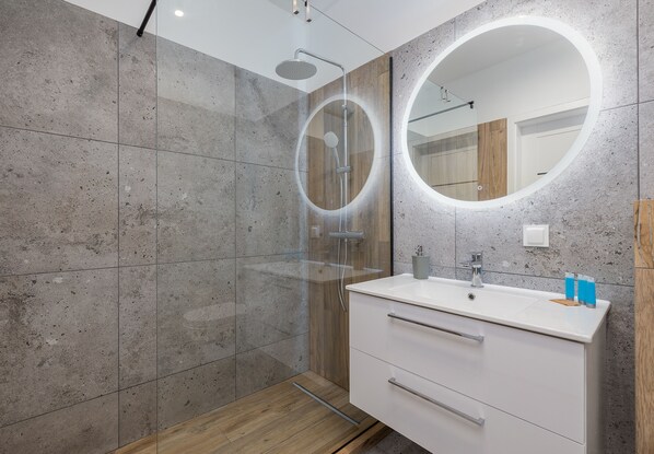 Dusche, kostenlose Toilettenartikel, Haartrockner, Handtücher