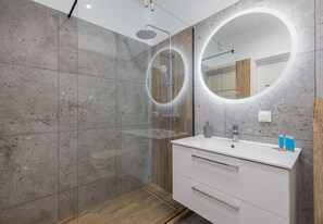Dusche, Haartrockner, Handtücher