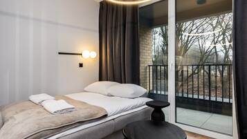 Een strijkplank/strijkijzer, wifi, beddengoed