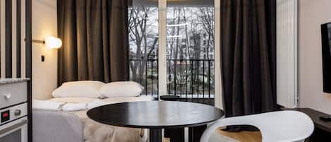 Tabla de planchar con plancha, wifi y ropa de cama