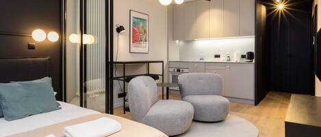 Iron/ironing board, WiFi, bed sheets