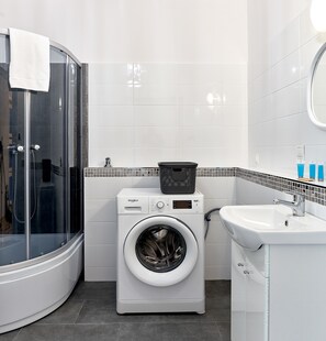 Dusche, Haartrockner, Handtücher