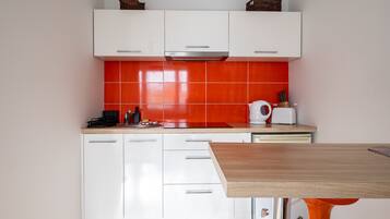 Een koelkast, een kookplaat, een broodrooster