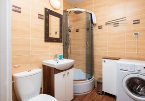 Een douche, een haardroger, handdoeken