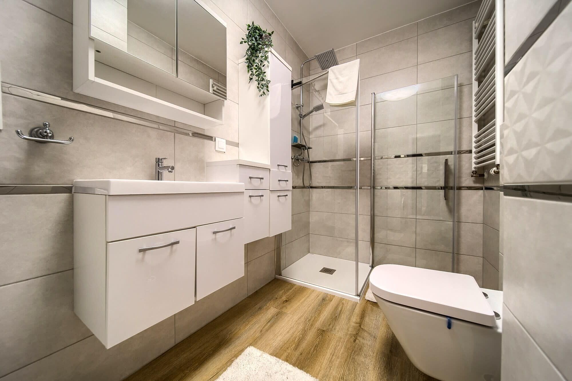 Suihku, hiustenkuivaaja, pyyhkeet