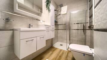 Suihku, hiustenkuivaaja, pyyhkeet