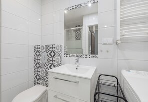 Dusche, kostenlose Toilettenartikel, Haartrockner, Handtücher