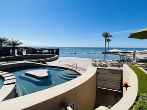 Alberca al aire libre y alberca climatizada