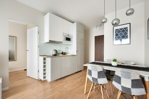 Refrigerador, microondas, parrilla de estufa y lavavajillas 