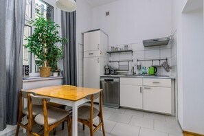 Refrigerador, microondas, parrilla de estufa y lavavajillas 