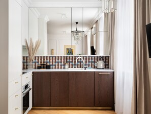 Een koelkast, een oven, een kookplaat, een vaatwasser