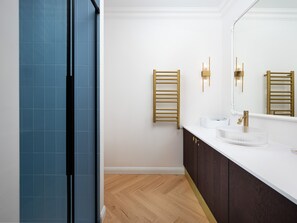 Shower, hair dryer, towels - Hoża Modern Apartment (Warszawa)