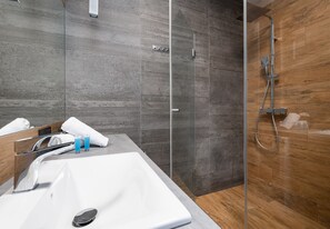 Dusche, kostenlose Toilettenartikel, Haartrockner, Handtücher