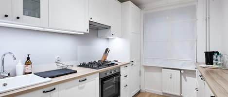 Fridge, oven, stovetop, dishwasher