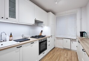 Fridge, oven, stovetop, dishwasher