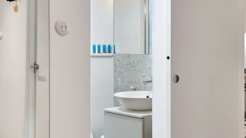 Douche, articles de toilette gratuits, sèche-cheveux