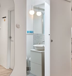 Shower, free toiletries, hair dryer, towels - Kosmonautów Comfort Apartment (Poznań)