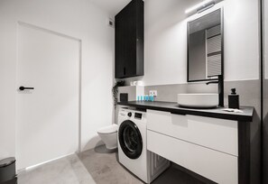 Regadera, secadora de cabello, toallas 