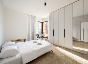 2 dormitorios, escritorio, tabla de planchar con plancha y wifi