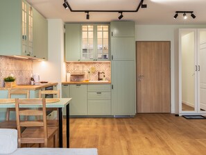 Fridge, oven, stovetop, dishwasher