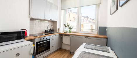 Fridge, microwave, oven, stovetop