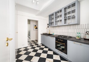 Fridge, oven, stovetop, dishwasher