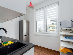 Réfrigérateur, micro-ondes, plaque de cuisson, lave-vaisselle