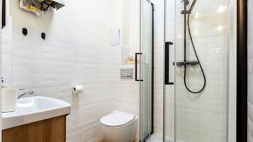Dusch, gratis toalettartiklar, hårtork och handdukar