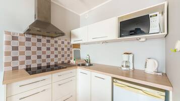 Kühlschrank, Mikrowelle, Herdplatte, Wasserkocher mit Kaffee-/Teezubehör