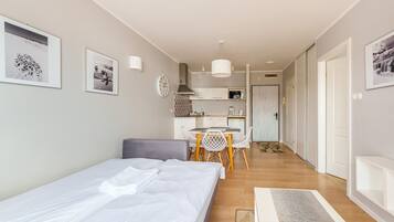 1 habitación, tabla de planchar con plancha y ropa de cama