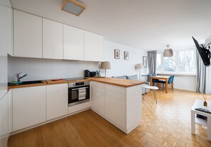 Fridge, oven, stovetop, dishwasher