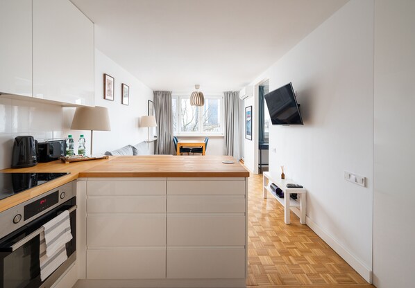 Fridge, oven, stovetop, dishwasher