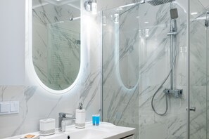 Chuveiro, secador de cabelo, toalhas de banho 
