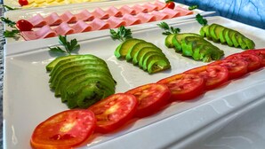 A buffet with various food items including sliced tomatoes, avocado, and ham. - Hotels Collect A. Monet (Arequipa)