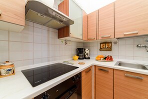 冷蔵庫、電子レンジ、オーブン、コーヒー / ティーメーカー