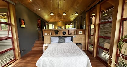 Tree Top Suite- Beautiful walk to Hanalei Bay
