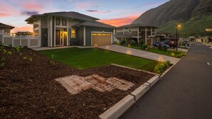 Zona residencial con casas, un camino de entrada y un césped.