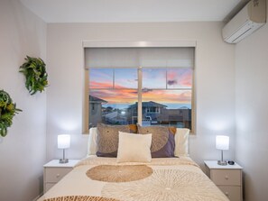3 bedrooms, desk, iron/ironing board, travel cot - Kalo Homes ~ Mauka to Makai (Waianae)