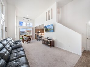 Smart TV, table football - Kalo Homes ~ Mauka to Makai (Waianae)