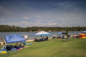 ビーチの近く、サンラウンジャー