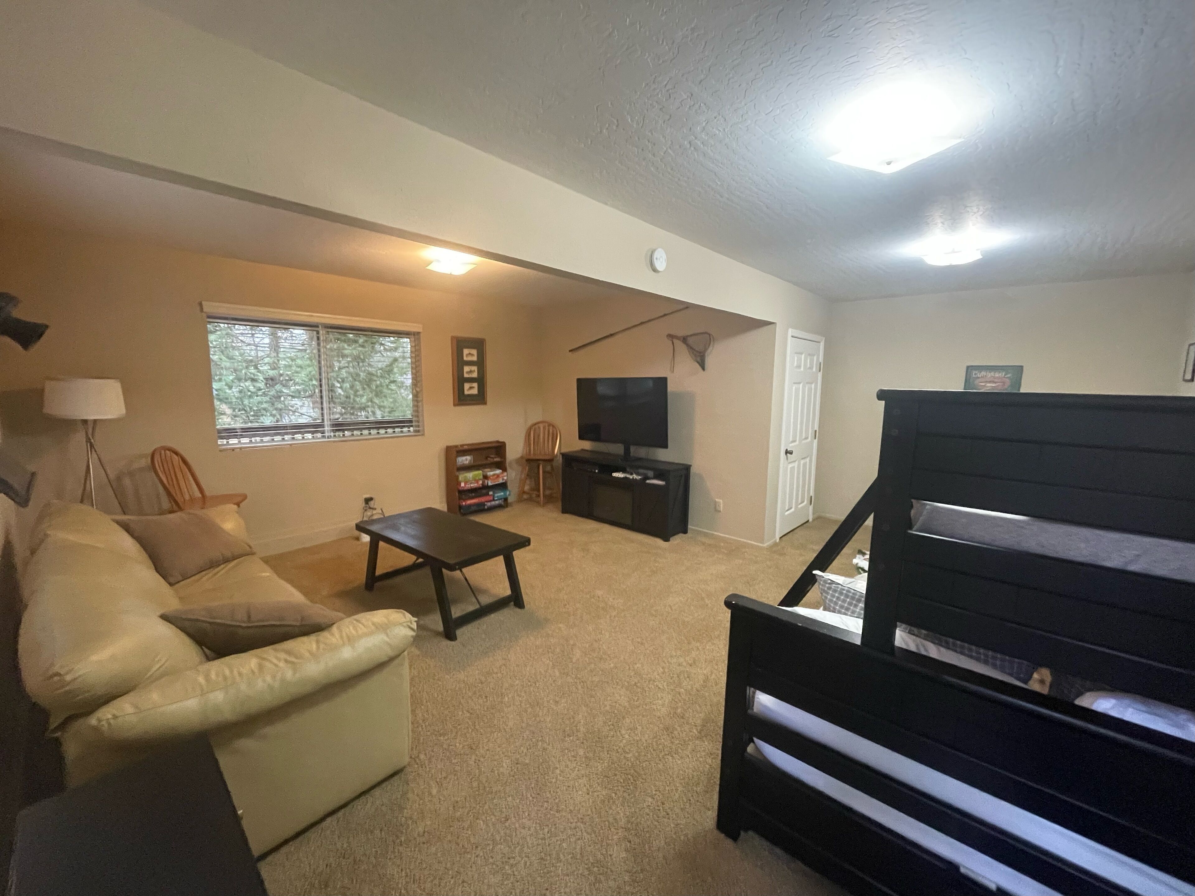 Smart TV, videogames, DVD player, pebolim