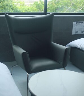 1 sovrum, sängtillbehör av högsta kvalitet och duntäcken