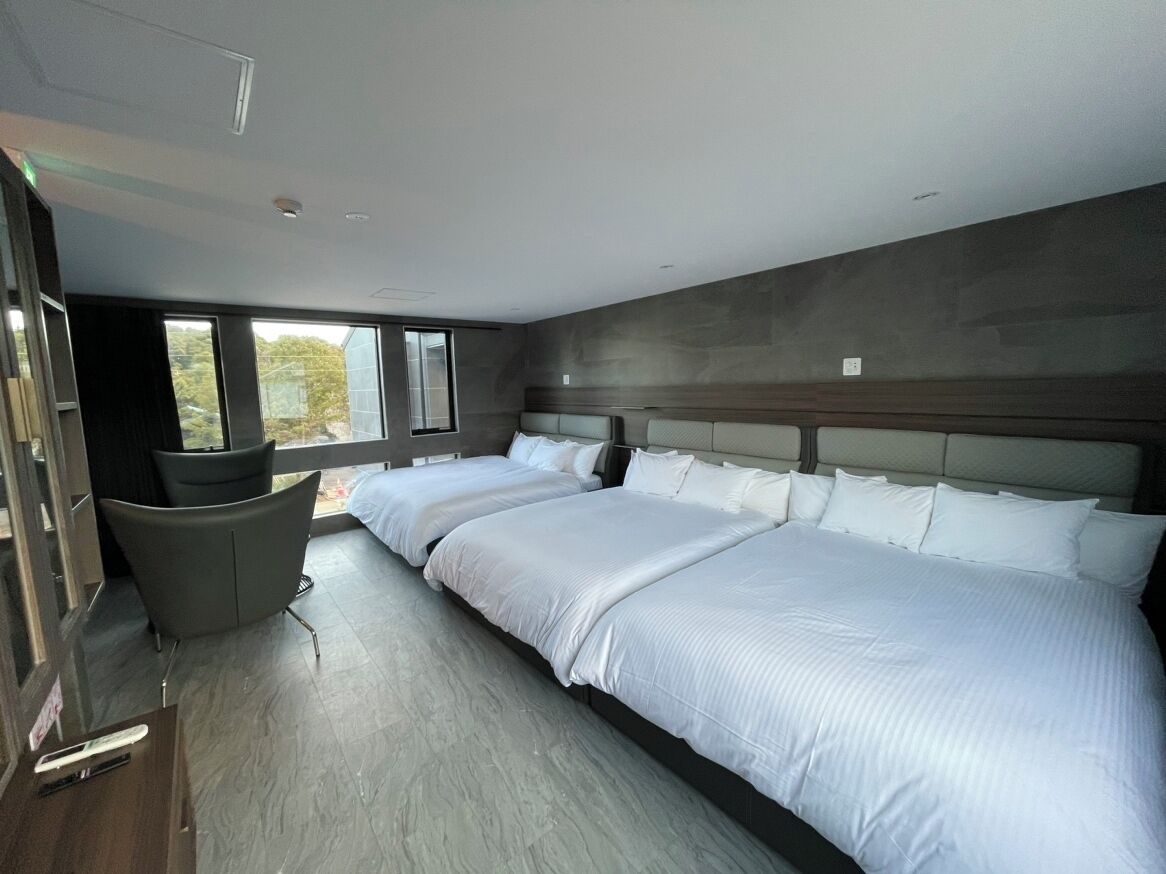 Een moderne hotelkamer met een groot bed, een bureau en een stoel.