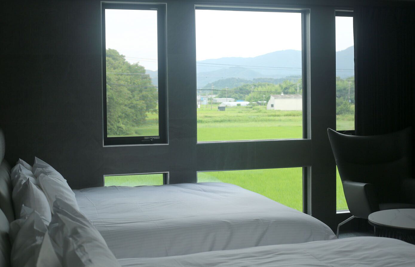 1 室のベッドルーム、高級寝具、羽毛の掛け布団、ノートパソコン用作業スペース