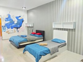 Escritorio y espacio para trabajar con laptop 