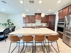 Microondas, horno, placa de cocina, lavavajillas