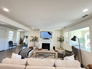 Smart TV, chimenea, impresora