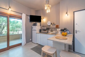 Réfrigérateur, micro-ondes, four, plaque de cuisson